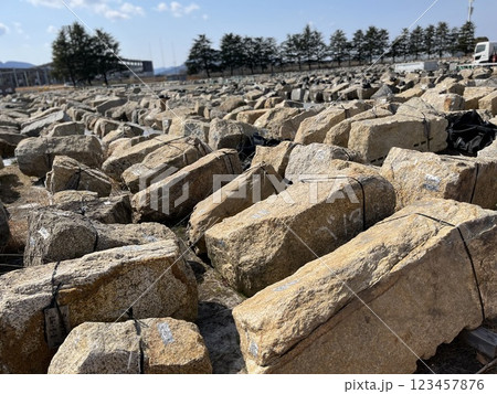 台風で崩れた石垣、再現するために番号を付け保管。 123457876