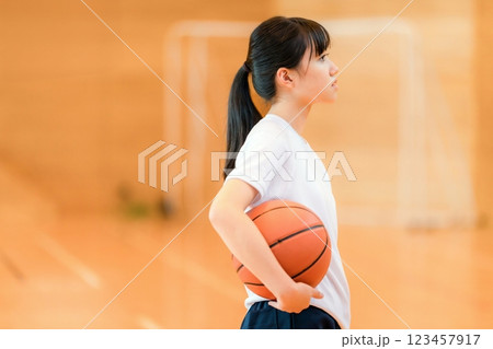 体育館でバスケットボールを持つ体操着姿の女子中学生・女子高生 123457917