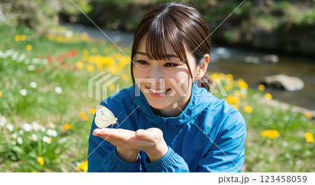 春のハイキングを楽しむ女性と蝶と花 123458059