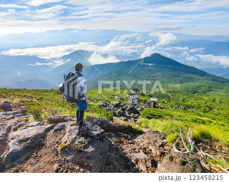 夏の御嶽山登山：王滝口登山道からの眺め 123458215