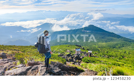 夏の御嶽山登山：王滝口登山道からの眺め 123458230