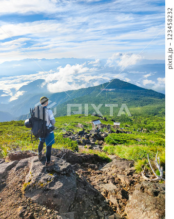 夏の御嶽山登山：王滝口登山道からの眺め 123458232