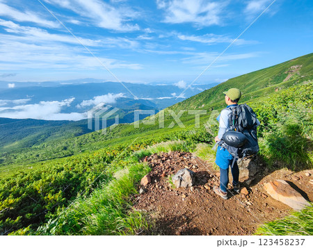 夏の御嶽山登山：王滝口登山道からの眺め 123458237