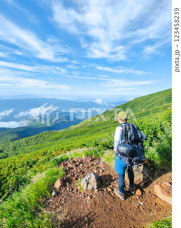 夏の御嶽山登山：王滝口登山道からの眺め 123458239