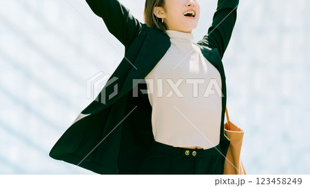 両手を広げて喜ぶ笑顔の女性・ビジネスウーマン 123458249