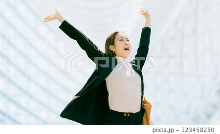 両手を広げて喜ぶ笑顔の女性・ビジネスウーマン 123458250