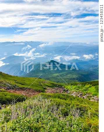夏の御嶽山登山：王滝口登山道からの眺め 123458311