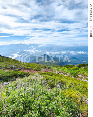 夏の御嶽山登山：王滝口登山道からの眺め 123458312