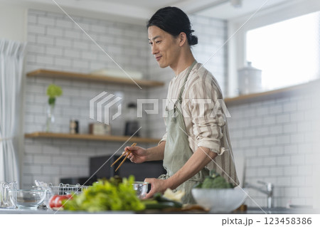 料理をする40代の男性 横顔 料理をする40代の男性 横顔 123458386