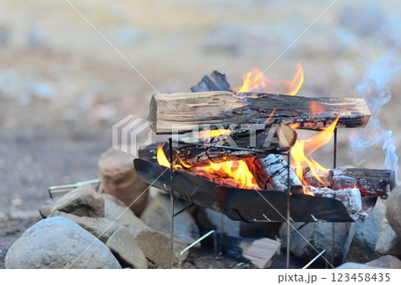 キャンプサイトで燃える炭 - 焚き火の様子 - 123458435