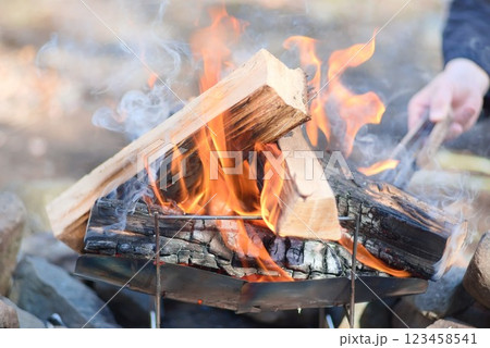 キャンプサイトで燃える炭 - 焚き火の様子 - 123458541