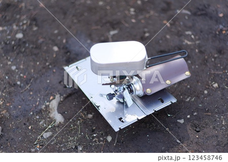 キャンプ場で炊く米 - バーナーで調理 - 123458746