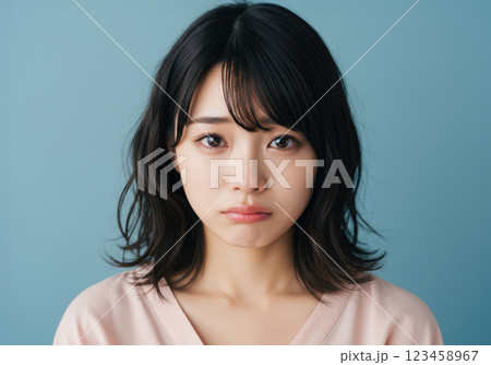 口元をゆがませた感傷的な表情の若い女性（AI生成画像） 123458967