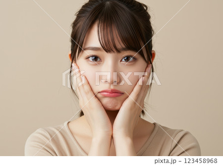 口元をゆがませた感傷的な表情の若い女性(AI生成画像) 口元をゆがませた感傷的な表情の若い女性(AI生成画像) 123458968