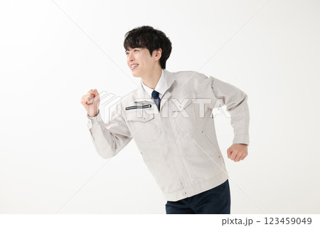 作業着を着て走る男性 作業着を着て走る男性 123459049