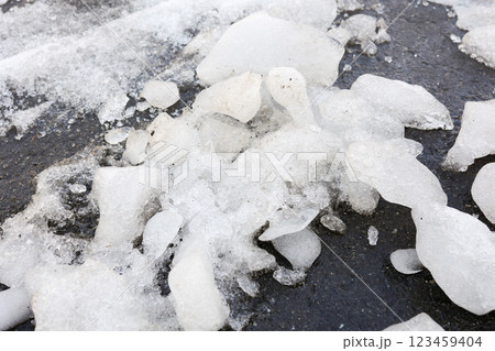 氷、雪解け、アスファルト、地面、春、雪国、北国、氷割り、道路 123459404