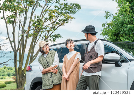 ドライブ・家族旅行・車で旅行に来た家族・ファミリー ドライブ・家族旅行・車で旅行に来た家族・ファミリー 123459522