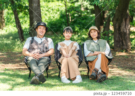 公園・キャンプ場でチェアリングする親子・ファミリー 123459710
