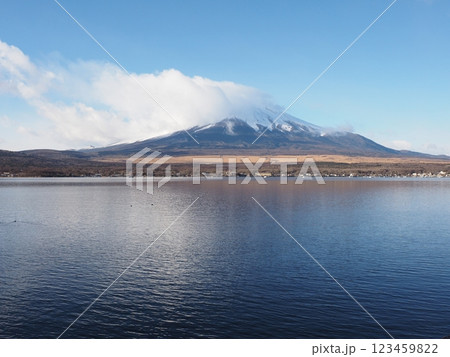 山中湖から見た冬の晴れた空と富士山 山中湖から見た冬の晴れた空と富士山 123459822