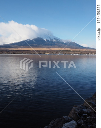 山中湖から見た冬の晴れた空と富士山 山中湖から見た冬の晴れた空と富士山 123459823