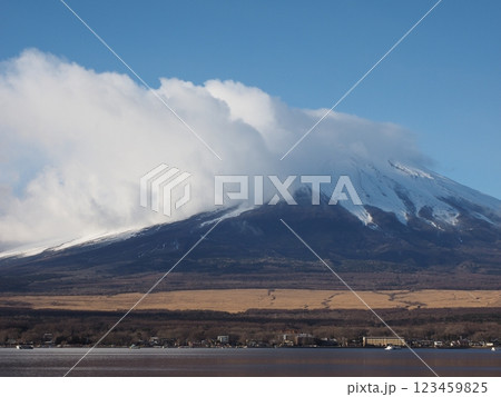 山中湖から見た冬の晴れた空と富士山 山中湖から見た冬の晴れた空と富士山 123459825