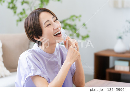 ハンドファンを使う若い女性　ライフスタイルイメージ 123459964