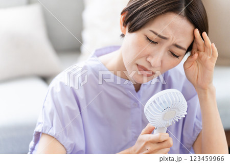 ハンドファンを使う若い女性 ライフスタイルイメージ ハンドファンを使う若い女性 ライフスタイルイメージ 123459966