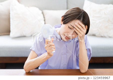 ハンドファンを使う若い女性 ライフスタイルイメージ ハンドファンを使う若い女性 ライフスタイルイメージ 123459967