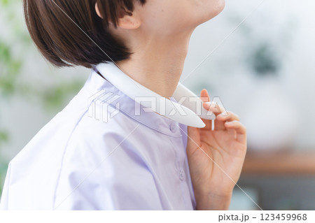 冷却ネックバンドを装着する若い女性 ライフスタイルイメージ 冷却ネックバンドを装着する若い女性 ライフスタイルイメージ 123459968