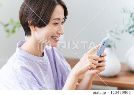 スマートフォンを操作する若い女性　ライフスタイルイメージ 123459969