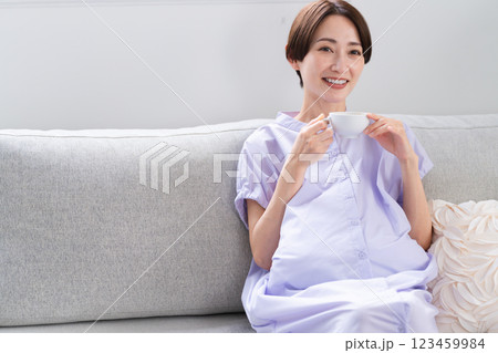 カフェインレスコーヒーを飲む妊婦 ライフスタイルイメージ カフェインレスコーヒーを飲む妊婦 ライフスタイルイメージ 123459984