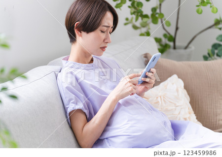 スマートフォンを操作する妊婦　ライフスタイルイメージ 123459986