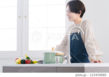 エプロン姿の若い女性 ライフスタイルイメージ エプロン姿の若い女性 ライフスタイルイメージ 123459989