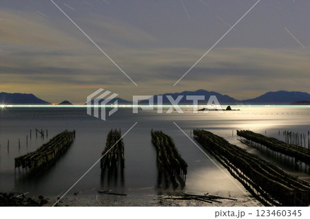 月光に浮かび上がる ホボロ島 とびしま 牡蠣抑制棚 123460345