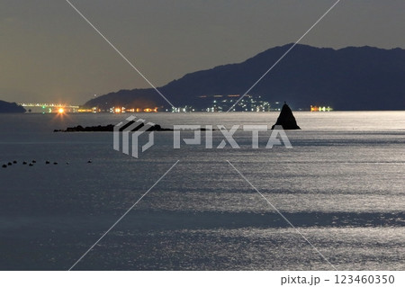 月光に浮かび上がるホボロ島 123460350