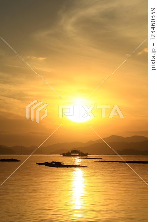 夕暮れ時の瀬戸内海をゆくフェリー 123460359