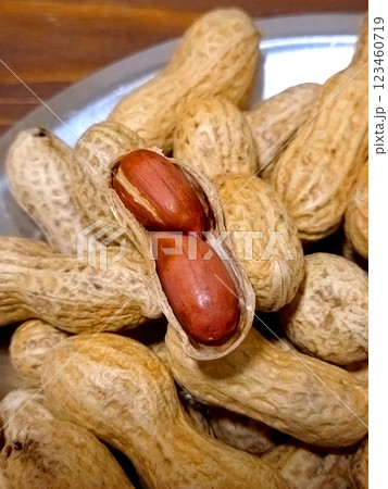 お皿に盛られた落花生 123460719