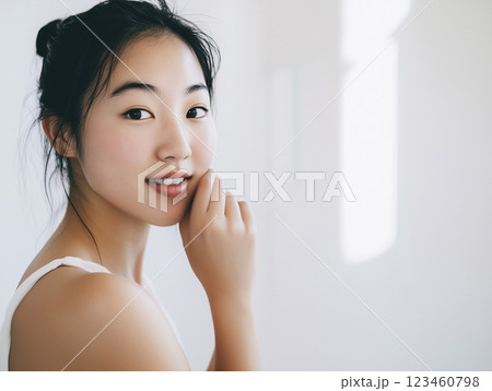 AI生成画像 手を頬に当てて微笑む若い女性のポートレート AI生成画像 手を頬に当てて微笑む若い女性のポートレート 123460798