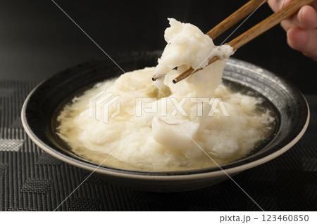 湯気の立った蕪蒸し料理を箸で持ち上げる 湯気の立った蕪蒸し料理を箸で持ち上げる 123460850
