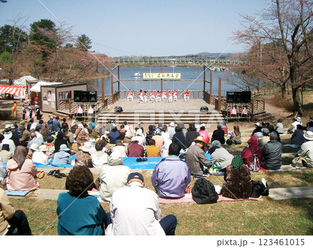 青森県の芦野公園の演芸発表会 123461015