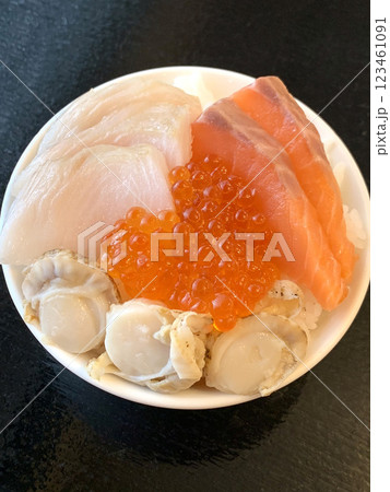 ミニ海鮮丼 海鮮丼ミニ イクラ、サーモン カレイ ホタテ ミニ海鮮丼 海鮮丼ミニ イクラ、サーモン カレイ ホタテ 123461091