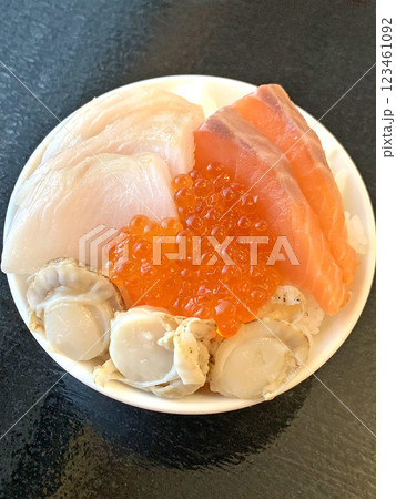 ミニ海鮮丼　海鮮丼ミニ　イクラ、サーモン　カレイ　ホタテ 123461092