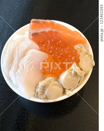 ミニ海鮮丼 海鮮丼ミニ イクラ、サーモン カレイ ホタテ ミニ海鮮丼 海鮮丼ミニ イクラ、サーモン カレイ ホタテ 123461093