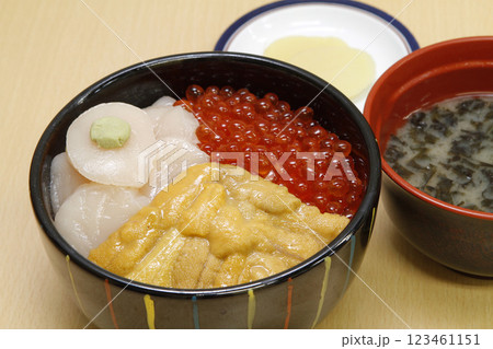 函館朝市 朝市食堂 海鮮三食丼 海鮮丼 函館朝市 朝市食堂 海鮮三食丼 海鮮丼 123461151