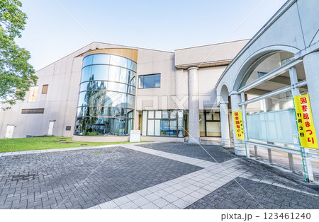 宮崎県宮崎市　快晴の宮崎市立図書館 123461240