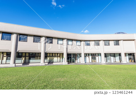 宮崎県宮崎市　快晴の宮崎市立図書館 123461244