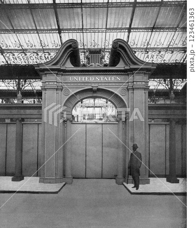 1900年　パリ万博　展示会の入り口 123461363