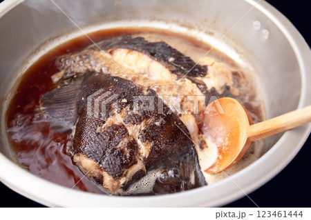 子持ちカレイの煮付けシーン、家庭料理 123461444