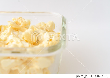 クリーミーで美味しいマカロニ入りタマゴサラダ（サンドイッチや朝食などに）- 3:2 123461459