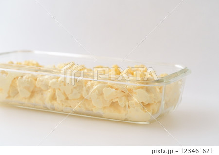 クリーミーで美味しいマカロニ入りタマゴサラダ（サンドイッチや朝食などに）- 3:2 123461621